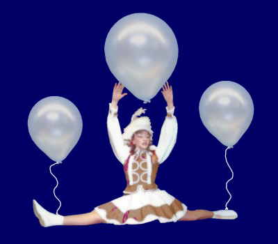 Tanzmariechen schweben mit Luftbakllons auf Karneval und Fasching